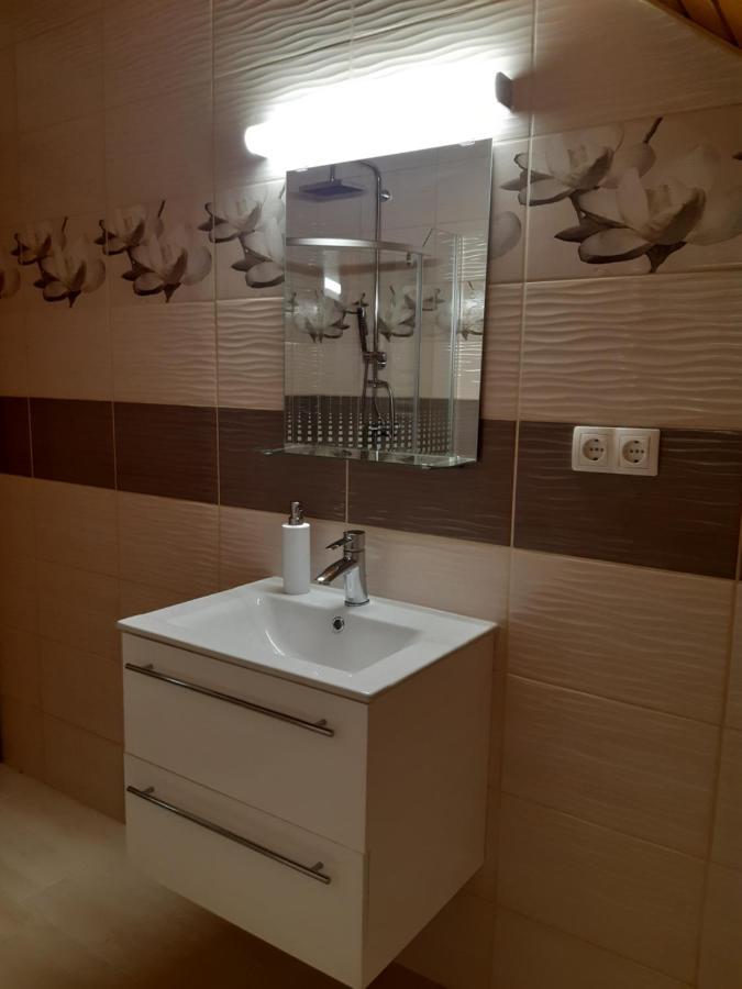 Toldi Apartman Hotel Кестели Екстериор снимка