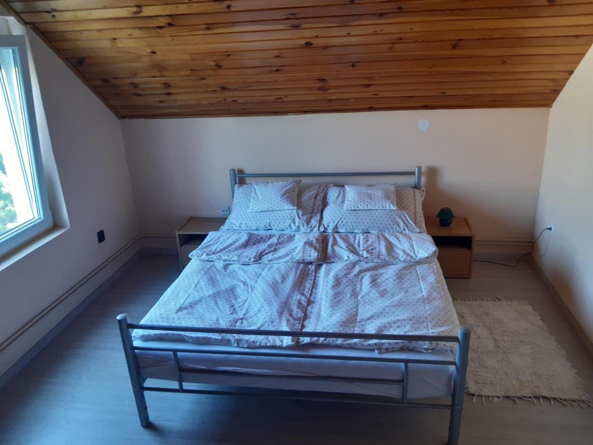 Toldi Apartman Hotel Кестели Екстериор снимка