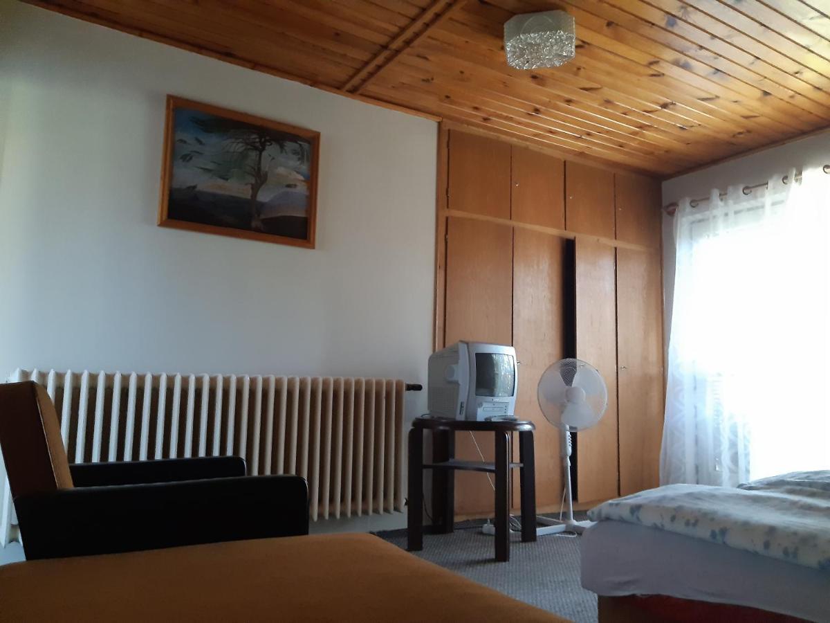 Toldi Apartman Hotel Кестели Екстериор снимка