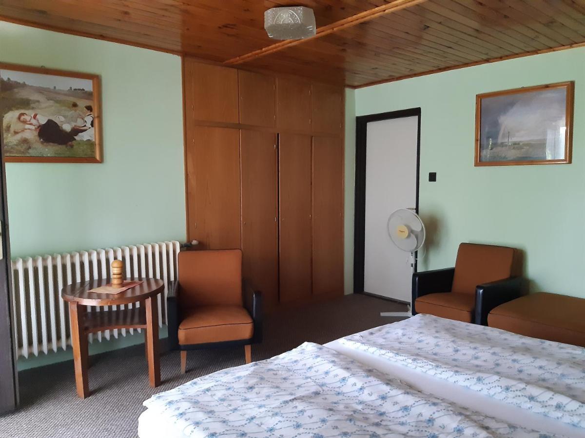Toldi Apartman Hotel Кестели Екстериор снимка