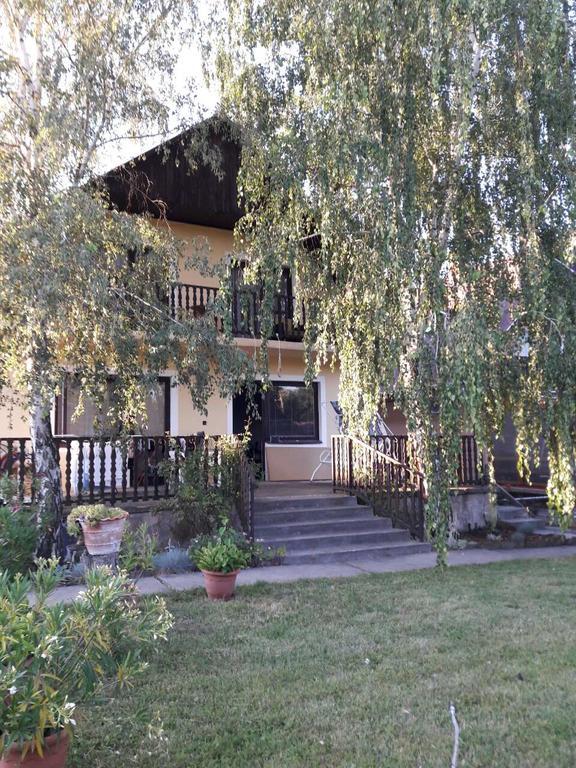 Toldi Apartman Hotel Кестели Екстериор снимка