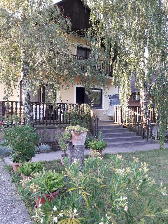 Toldi Apartman Hotel Кестели Екстериор снимка
